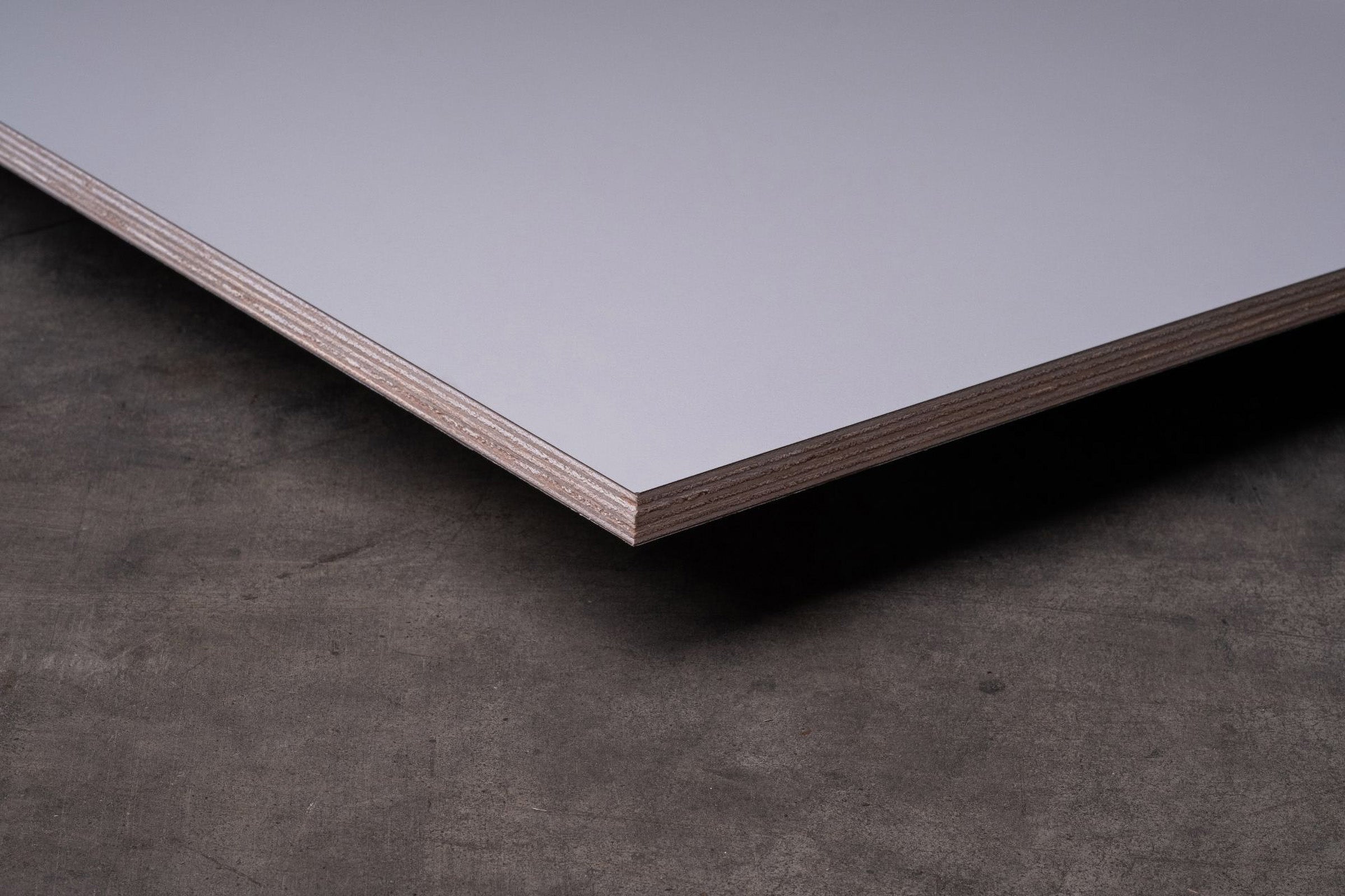 Queenply Multiplex Hellgrau Perlmatt