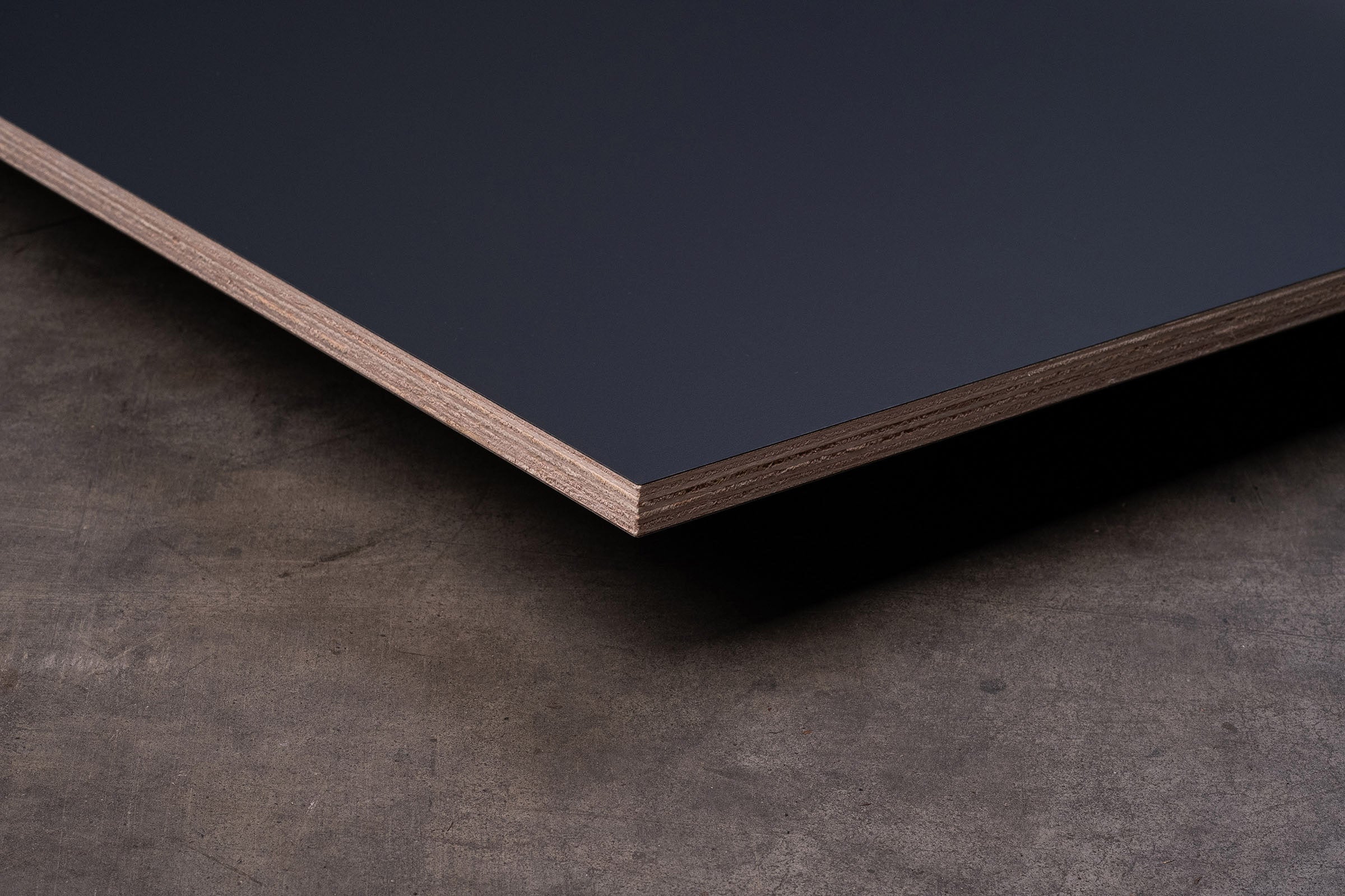 Queenply Multiplex Schwarz extrem matt